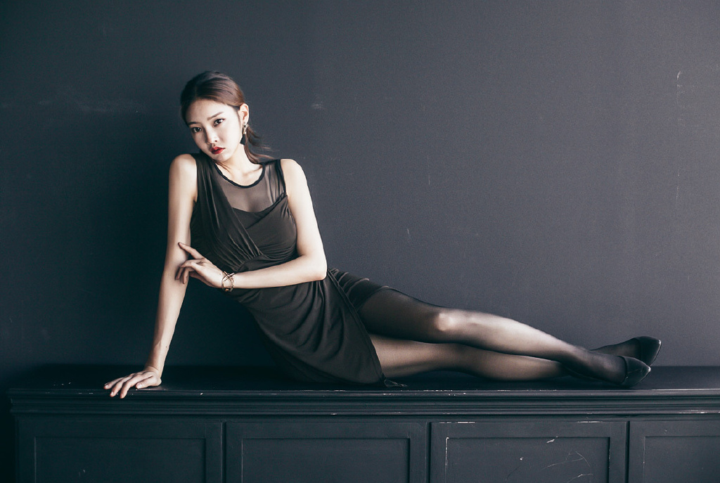 点击大图看下一张：韩国美女模特朴正允超美高跟黑丝诱惑写真