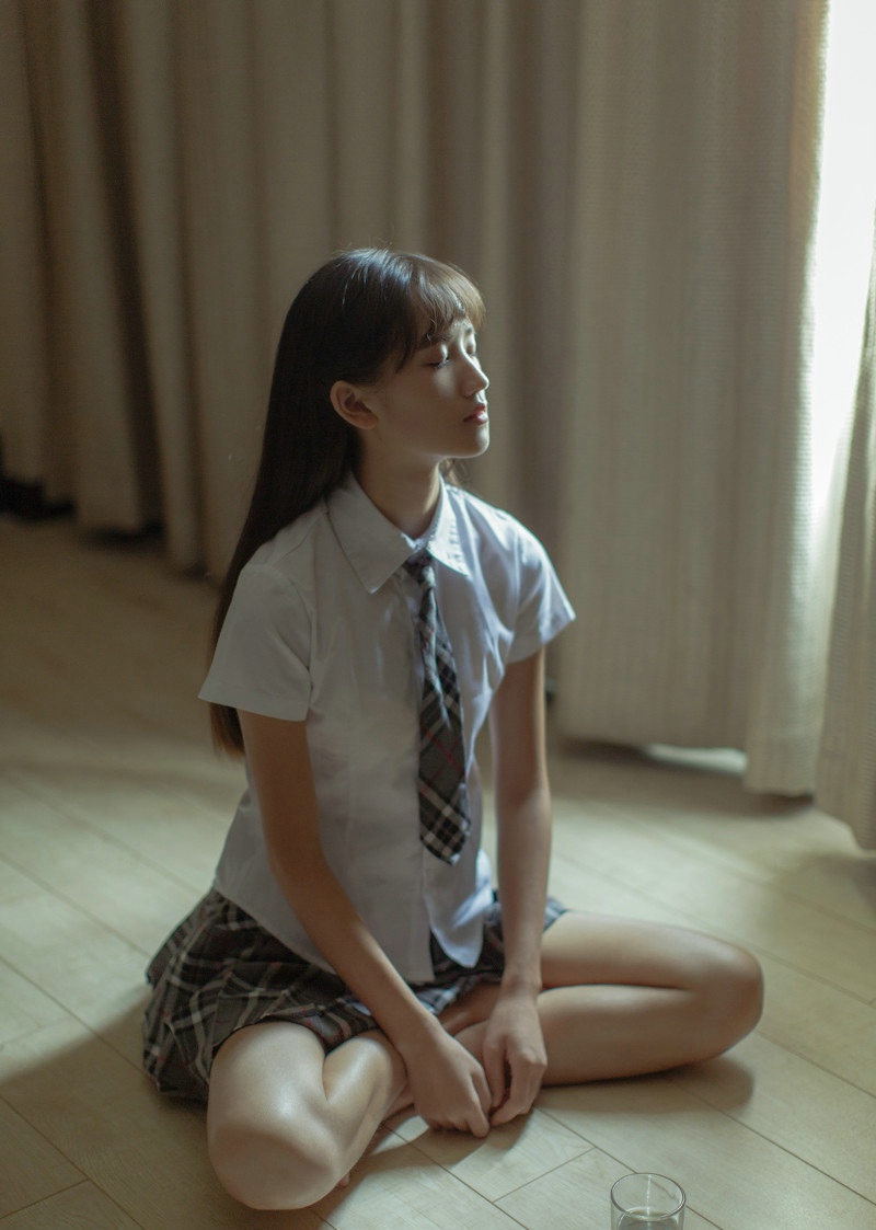 点击大图看下一张：学生装短裙刘海清纯妹子回眸之间的美丽身影