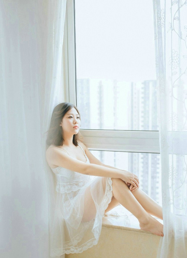 点击大图看下一张：纯白吊带睡衣美女气质私房写真