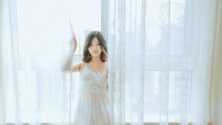 点击大图看下一张：纯白吊带睡衣美女气质私房写真