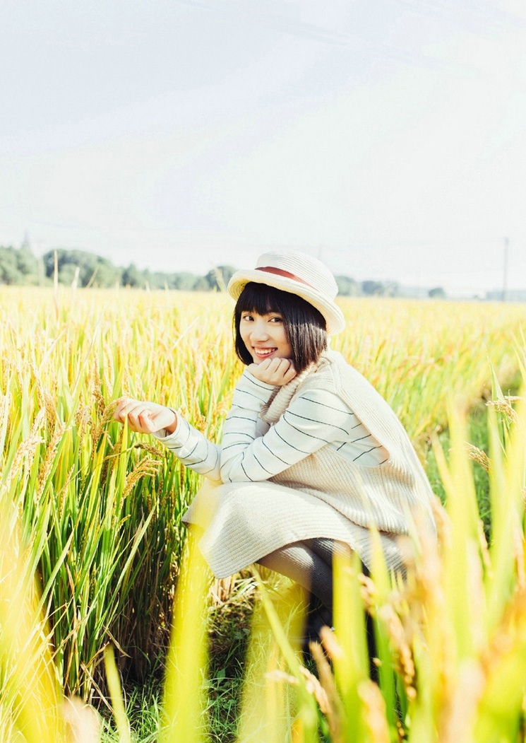 点击大图看下一张：秋季稻田白色圆帽清纯妹子阳光清新写真