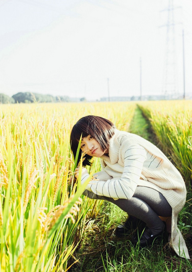 点击大图看下一张：秋季稻田白色圆帽清纯妹子阳光清新写真