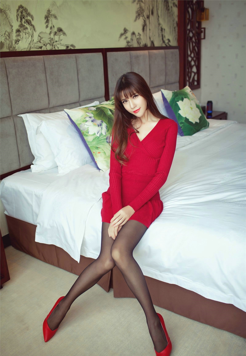 点击大图看下一张：宾馆里脱红色高跟鞋黑色丝袜美女甜美靓丽很迷人