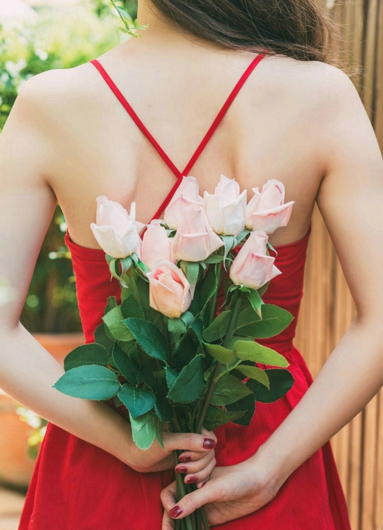 点击大图看下一张：吊带红色连衣裙美女如花瓣娇艳动人