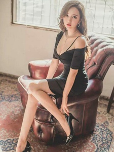 长腿美女黑色吊带短裙的魅力写真