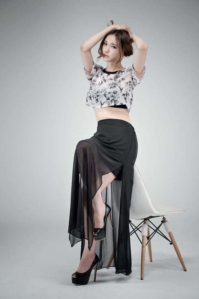 点击大图看下一张:女神范十足的高跟美女高雅性感写真