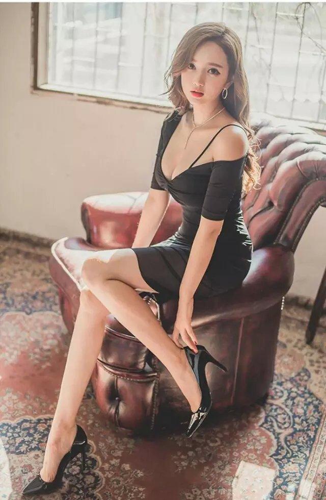 点击大图看下一张：长腿美女黑色吊带短裙的魅力写真