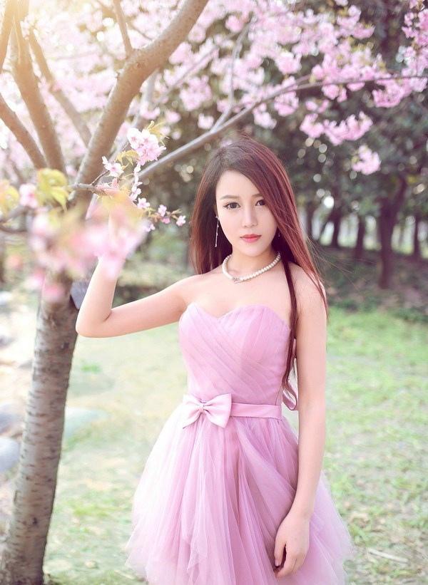 点击大图看下一张：清纯女神粉色纱裙迷人唯美靓丽写真