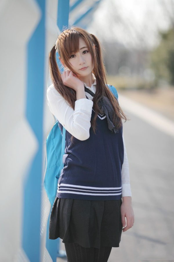 点击大图看下一张：清纯可爱日本少女阳光校服温馨写真