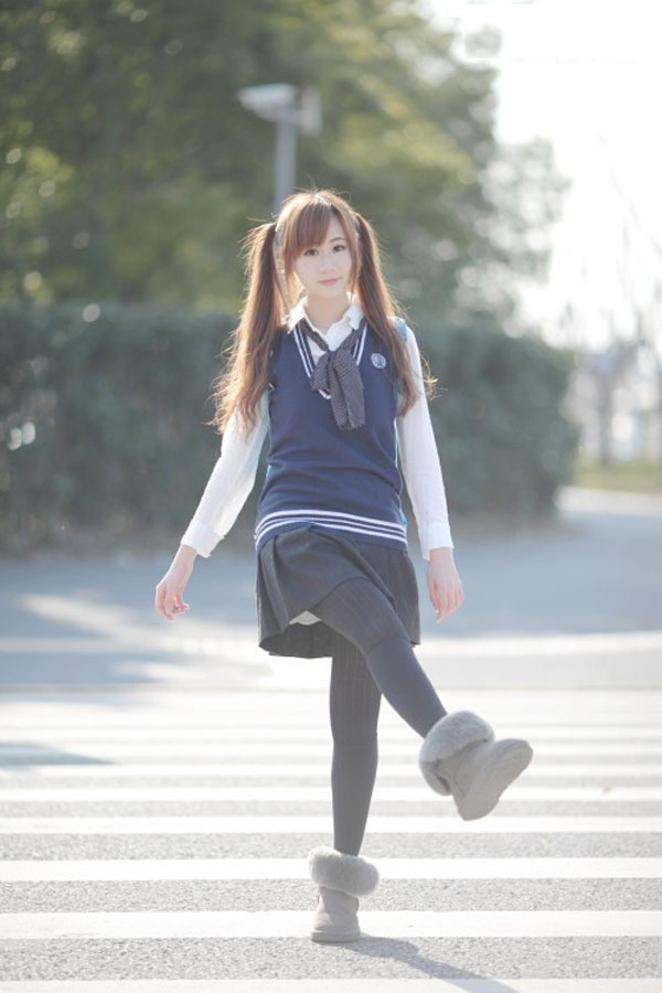 点击大图看下一张：清纯可爱日本少女阳光校服温馨写真
