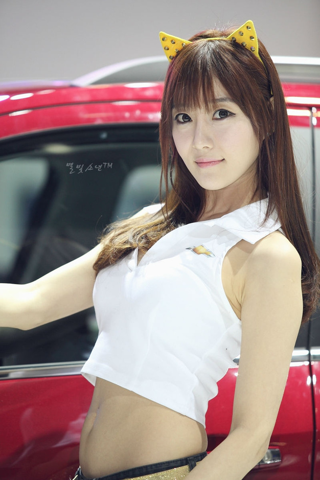 点击大图看下一张：韩国超短牛仔裤美女车模露美胸脯写真