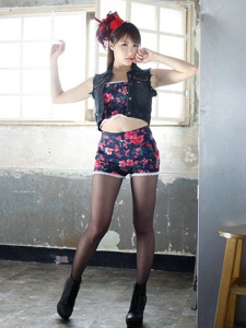 韩国黑丝细腿美女展现迷人阳光身姿