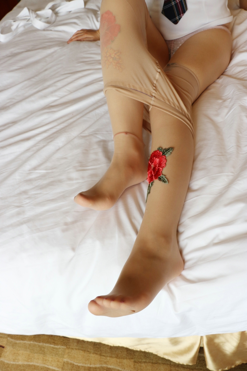 点击大图看下一张：小图妹红花肉丝美腿妖娆诱惑写真