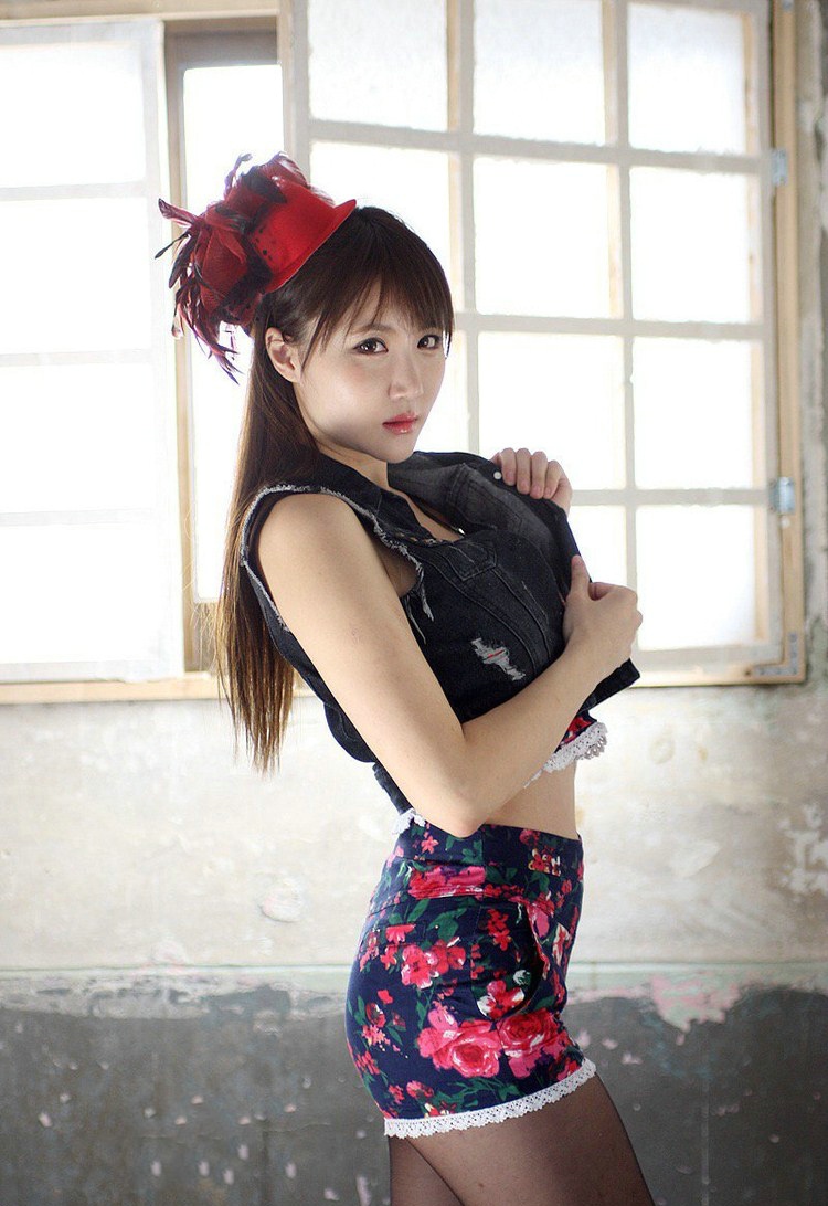 点击大图看下一张：韩国黑丝细腿美女展现迷人阳光身姿