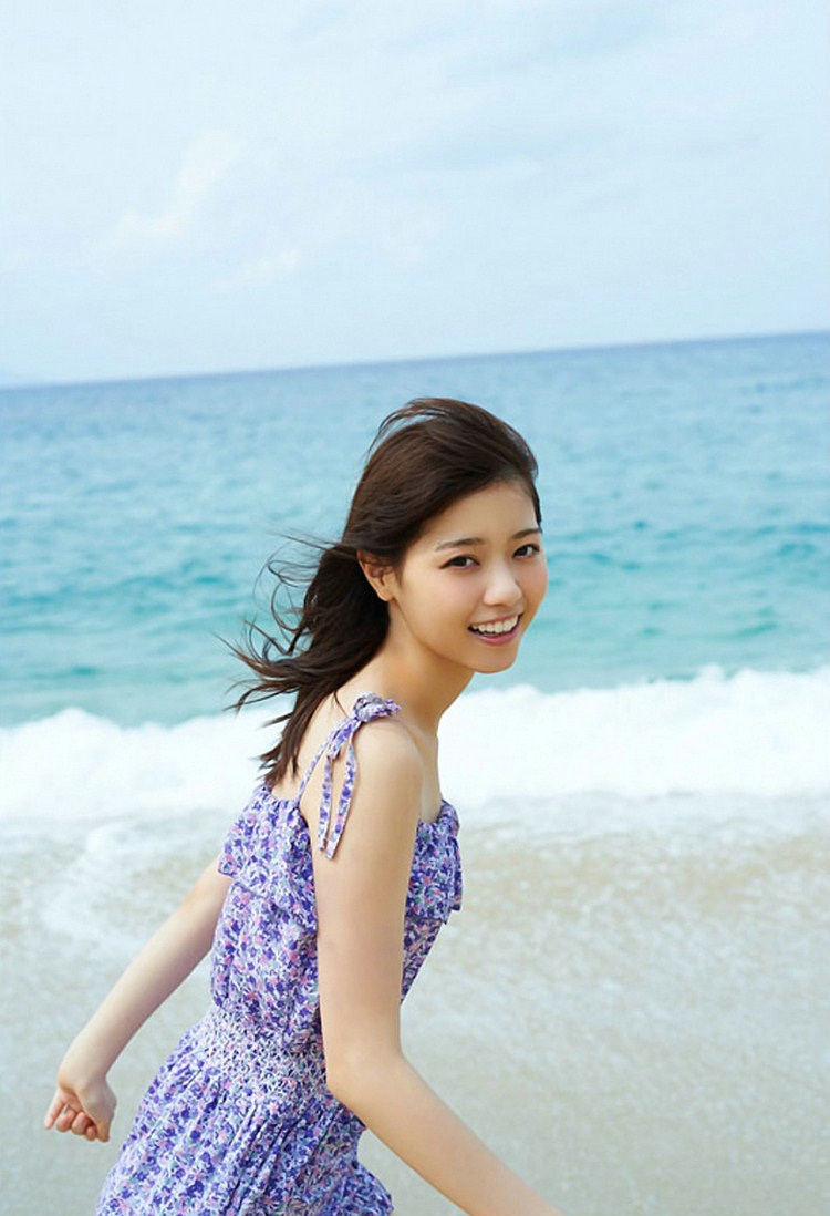 点击大图看下一张：日系美少女西野七濑沙滩薄纱裙写真