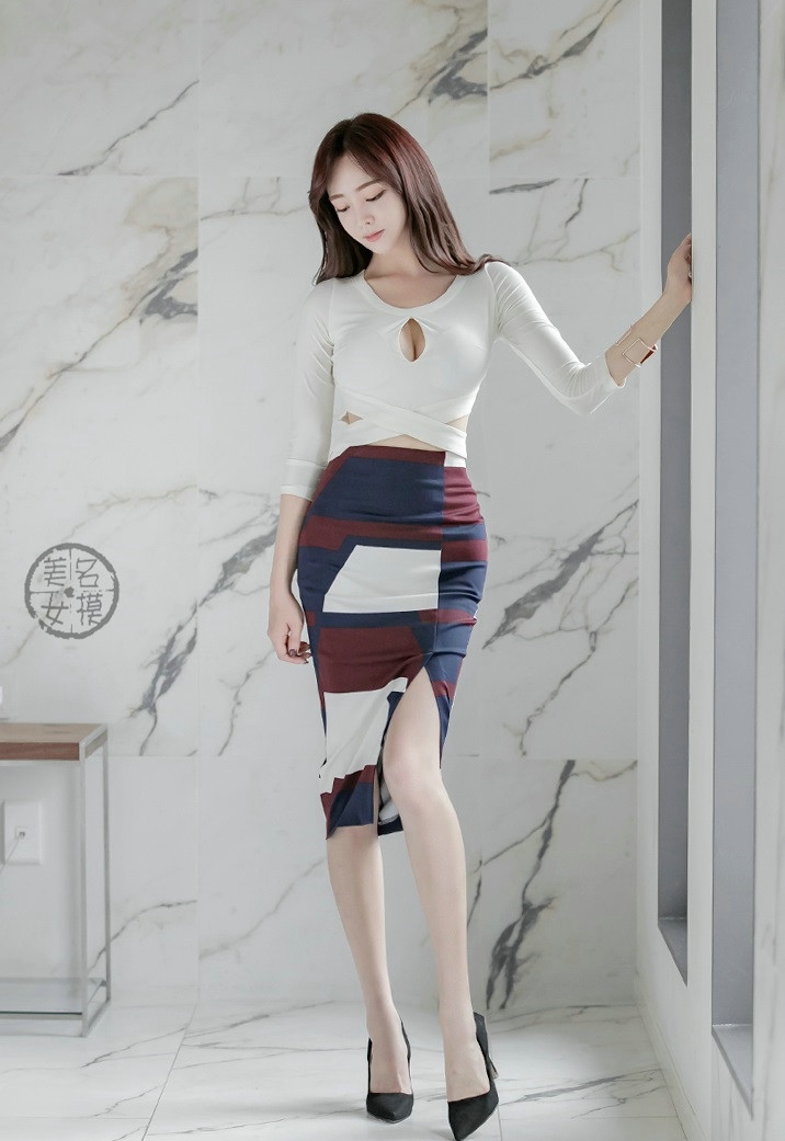 点击大图看下一张：韩国裹臀职业装高跟职场美女俏丽迷人写真