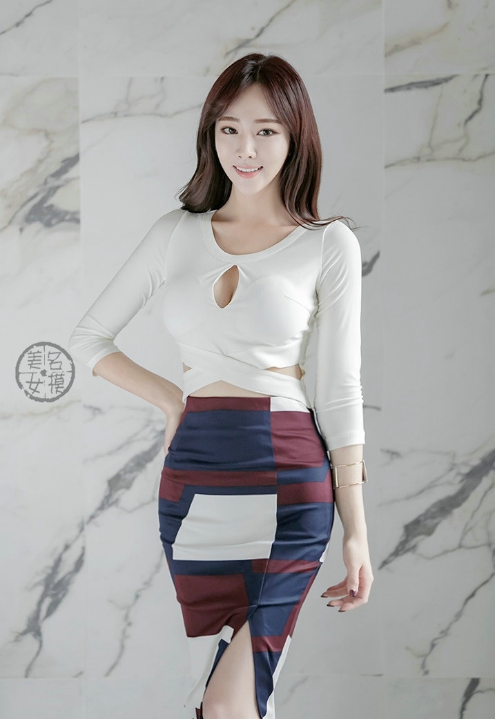 点击大图看下一张：韩国裹臀职业装高跟职场美女俏丽迷人写真