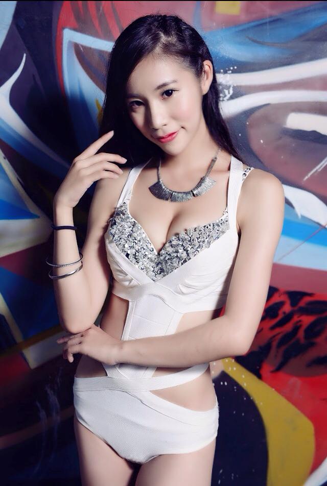 点击大图看下一张：台湾美女林倩宇Amber泳衣自拍酥胸诱人写真