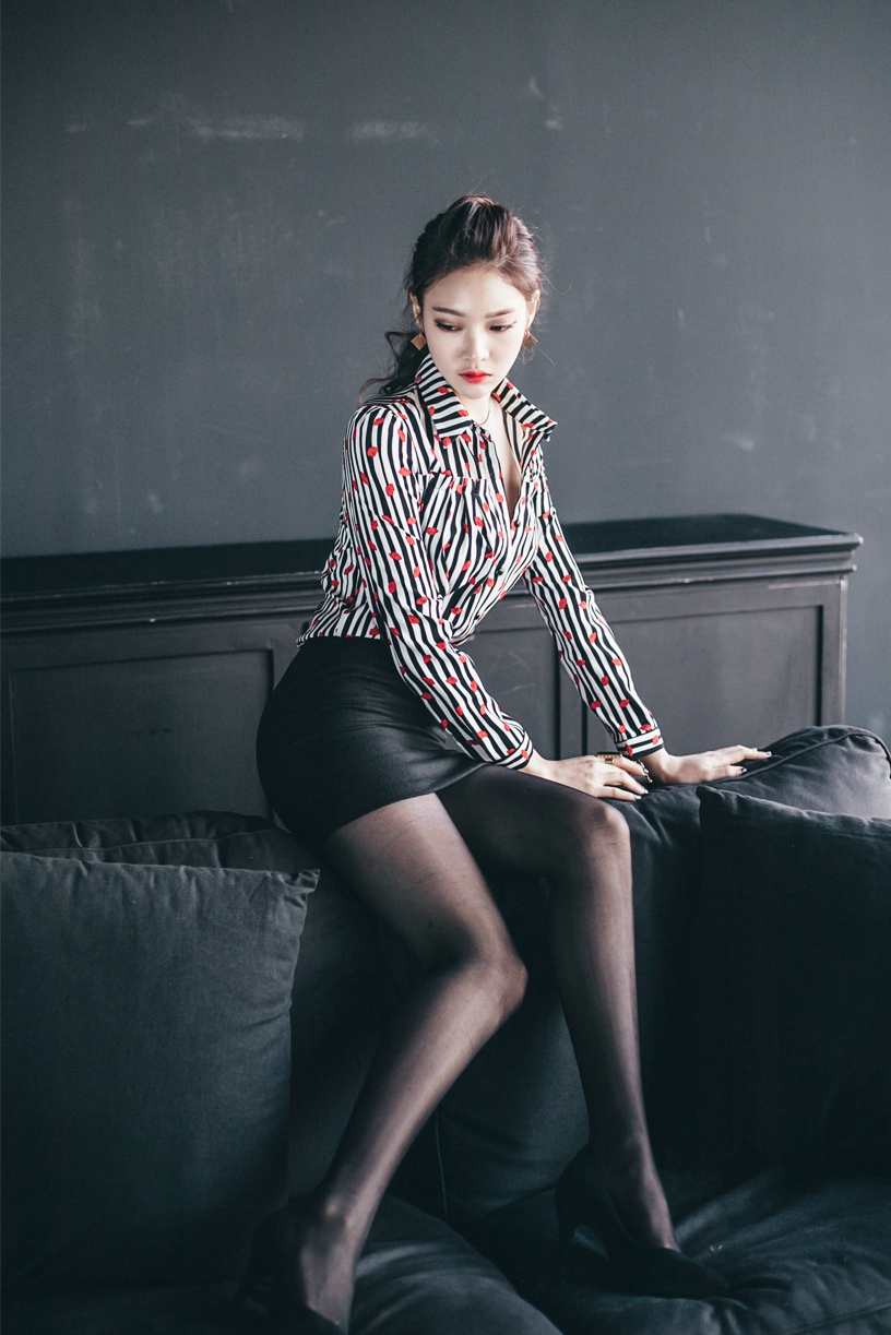 点击大图看下一张：韩国美女朴正允黑丝美腿职业装诱惑写真