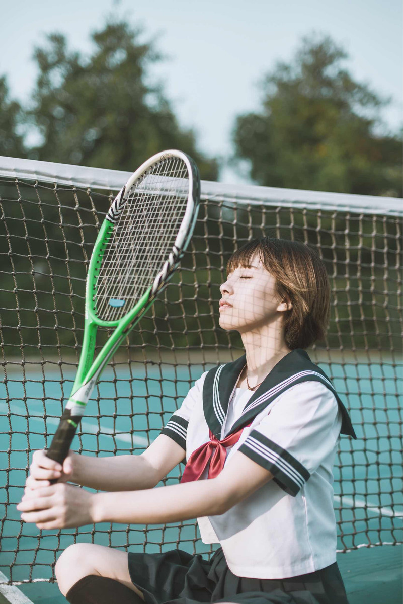 点击大图看下一张：校园里的学生装短发美女大学生阳光制服写真