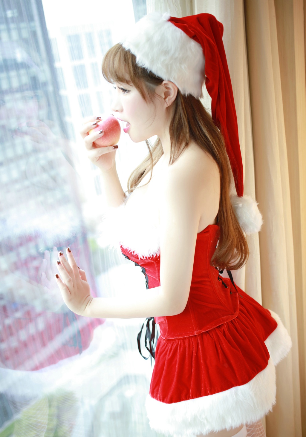 点击大图看下一张：网红美女徐cake圣诞节玩性感写真