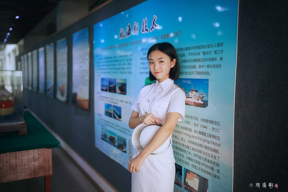 点击大图看下一张：海警学院里的漂亮短发女大学生甜美清纯写真