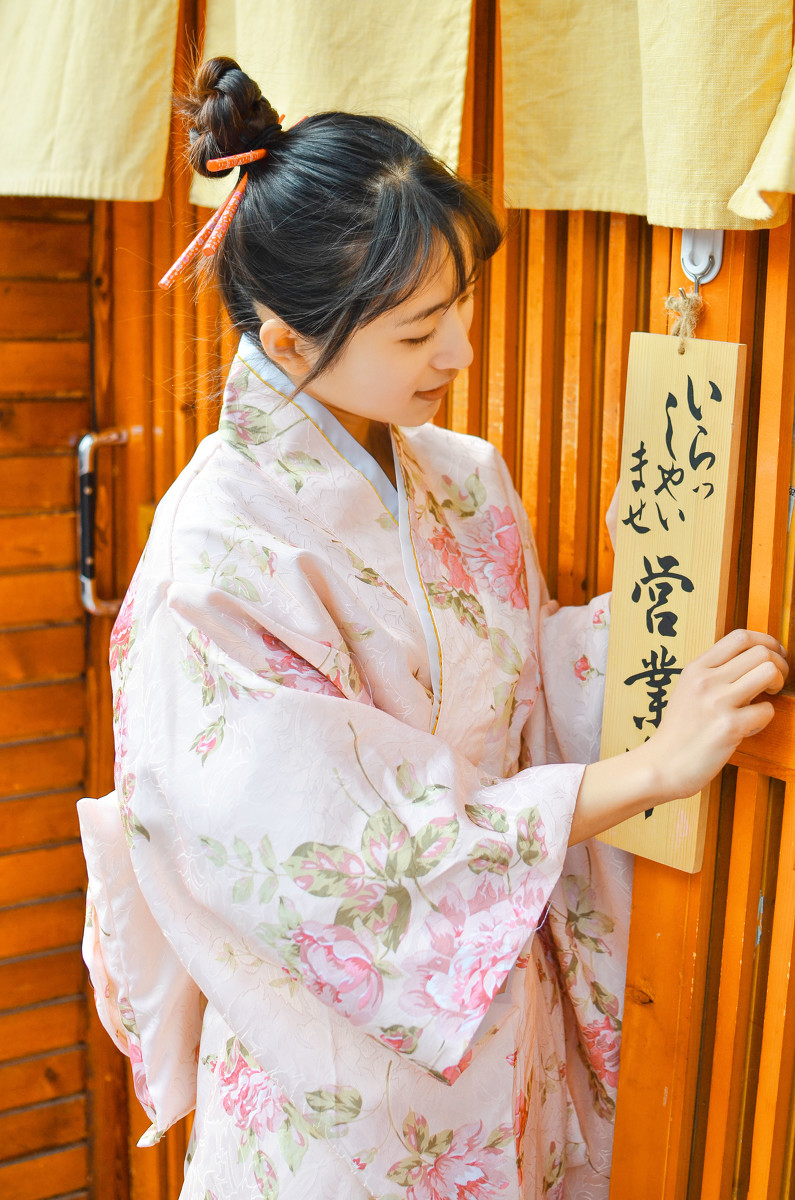 点击大图看下一张：日本素颜和服美女夏日祭甜美迷人写真