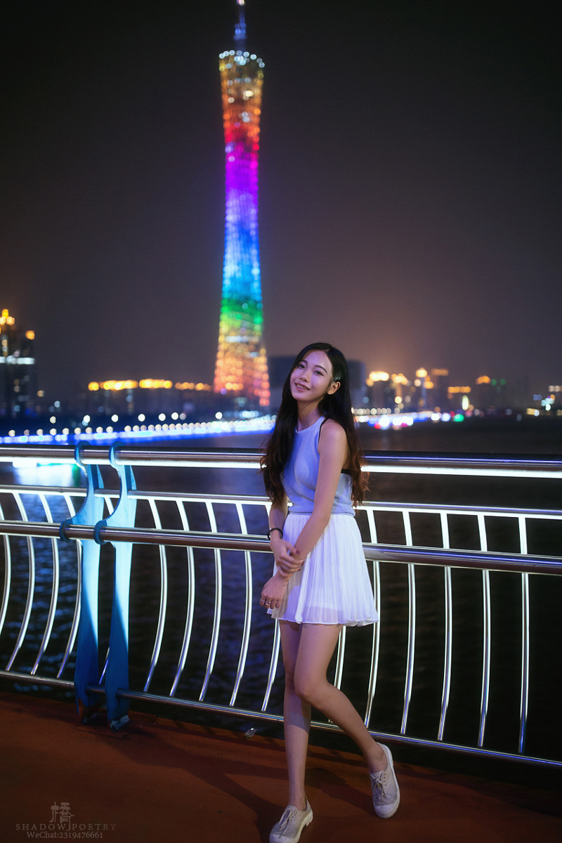点击大图看下一张：广州夜色下的短裙美女温馨唯美迷人写真