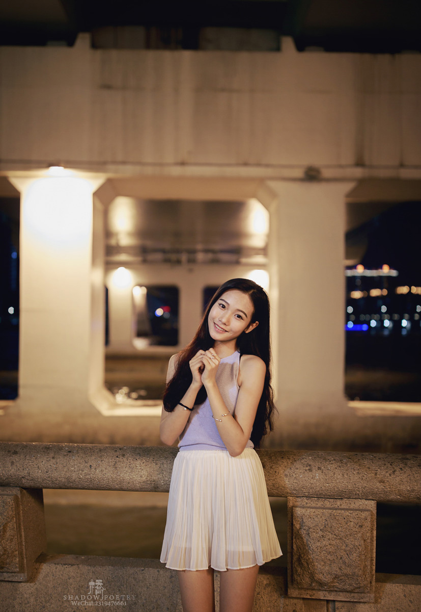 点击大图看下一张：广州夜色下的短裙美女温馨唯美迷人写真