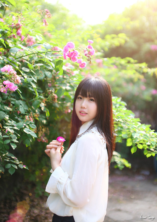 点击大图看下一张：白皙文静的刘海美女大学生阳光温馨迷人写真