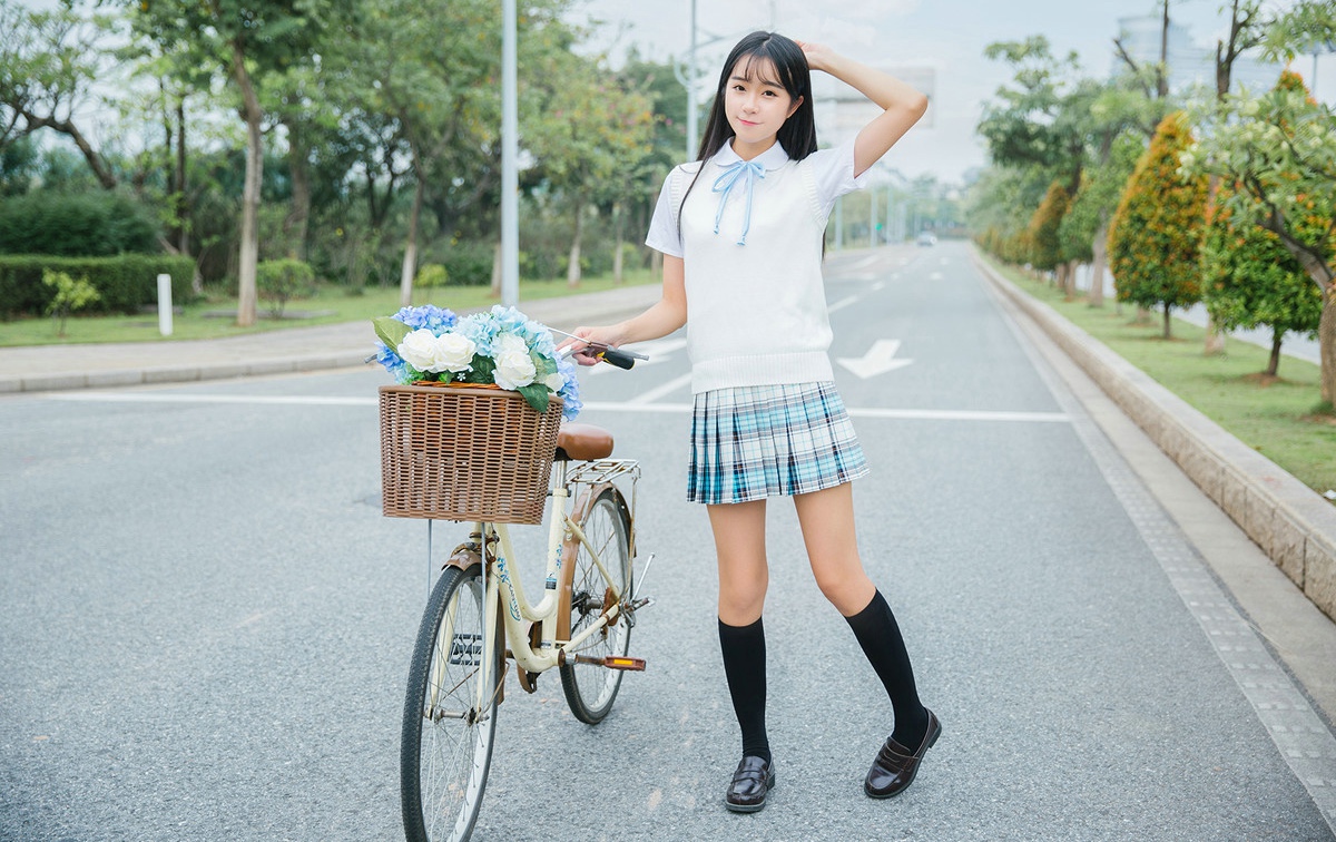 点击大图看下一张：骑自行车的迷你短裙清纯女孩阳光甜美写真