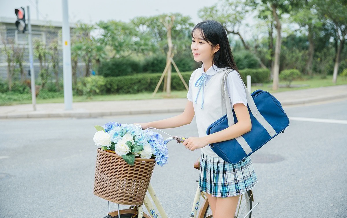 点击大图看下一张：骑自行车的迷你短裙清纯女孩阳光甜美写真