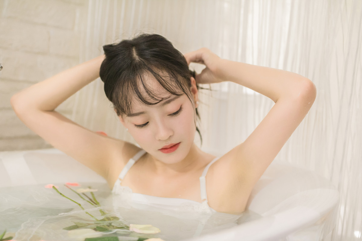 点击大图看下一张：清纯美女洗澡诱惑温馨私房写真