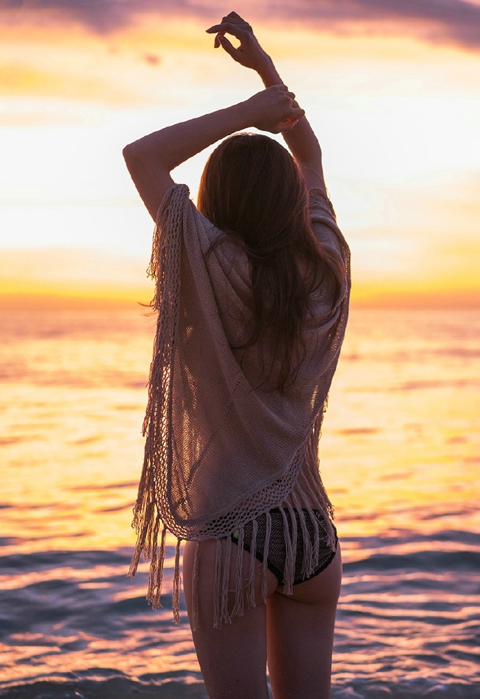 点击大图看下一张：气质女神黄昏海岸唯美比基尼迷人写真