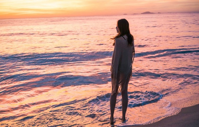 点击大图看下一张：气质女神黄昏海岸唯美比基尼迷人写真