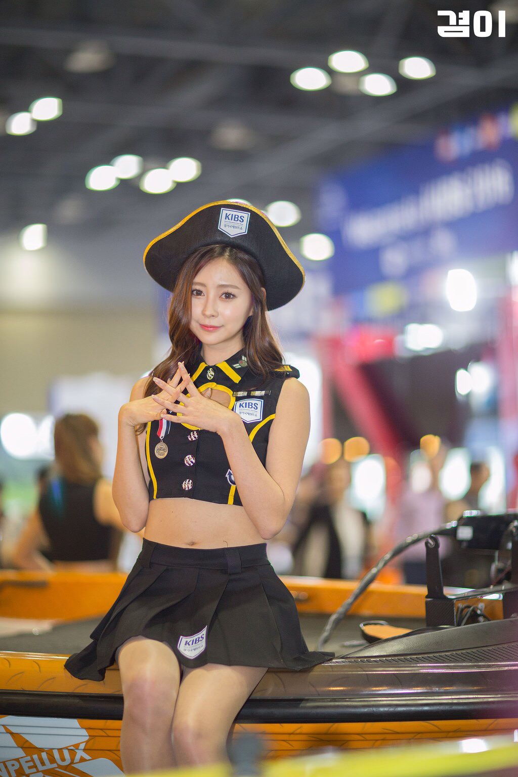 点击大图看下一张：韩国迷你裙御姐车模美胸俏丽迷人写真