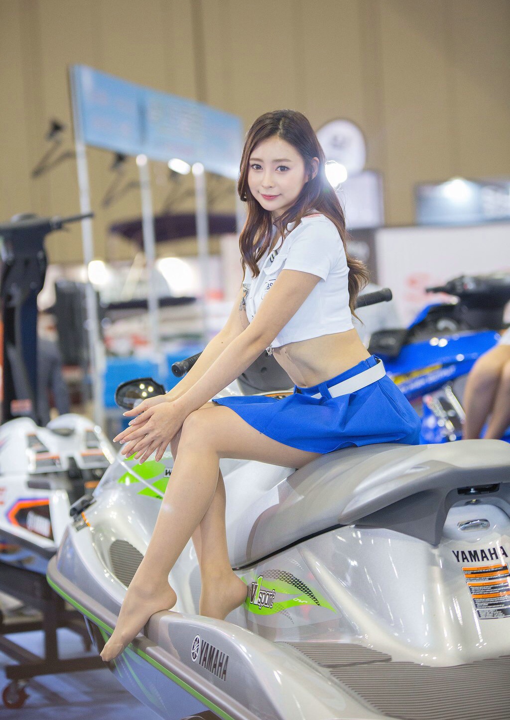 点击大图看下一张：韩系美女车模迷你裙养眼翘臀写真