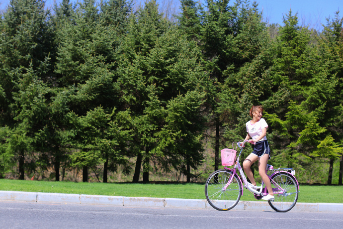 点击大图看下一张：阳光单车甜美少女温馨甜美迷人写真