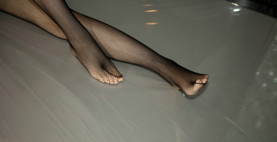 点击大图看下一张：身材很棒的网袜内衣美女elle美腿诱惑写真