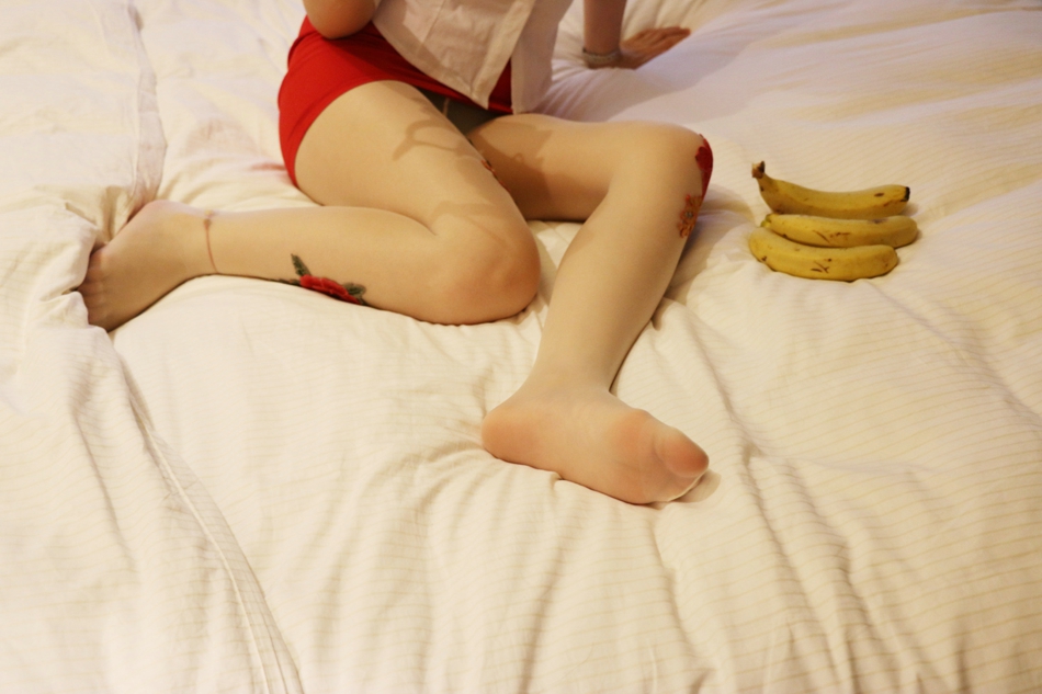 点击大图看下一张:小图妹带花肉丝香蕉美腿性感迷人写真