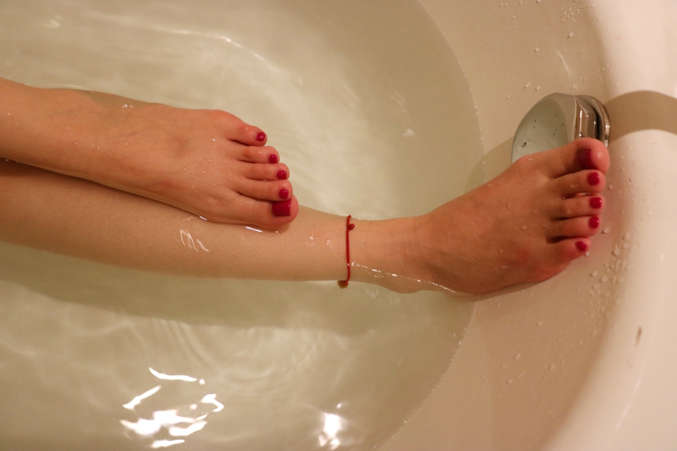 点击大图看下一张：小图妹浴缸肉丝美腿湿身极致诱惑写真