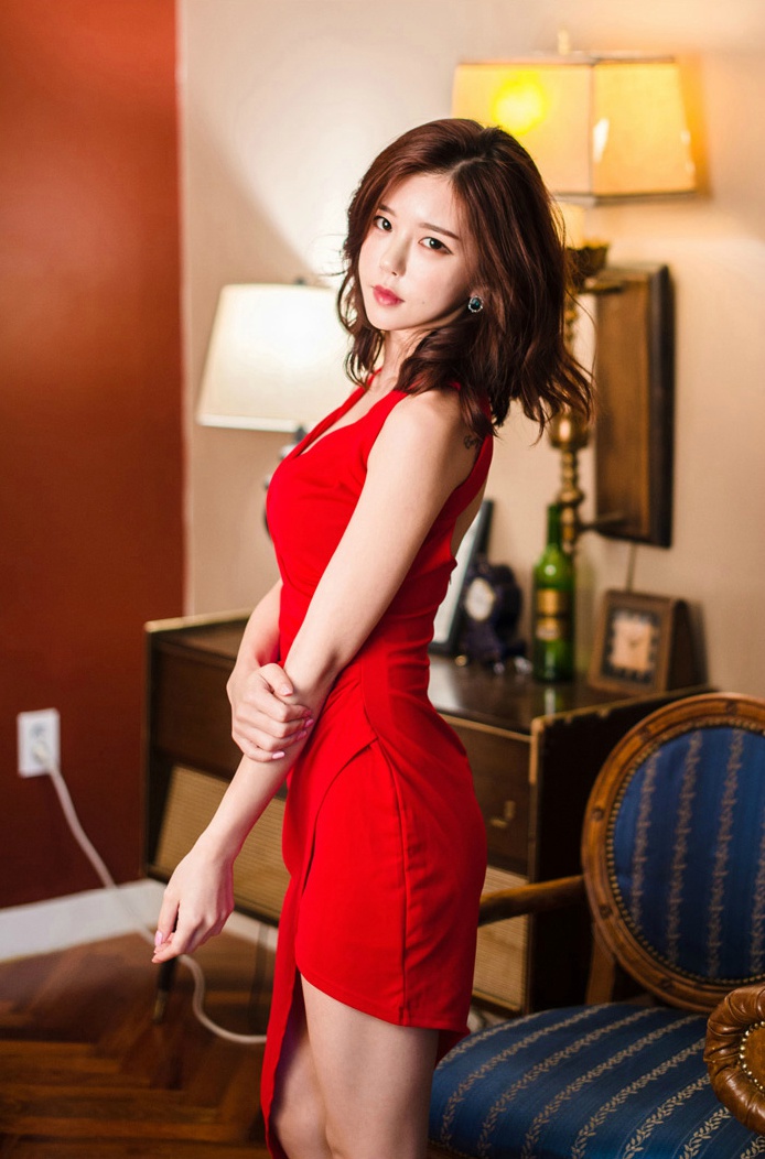 点击大图看下一张：尖下巴韩国美女红裙露白皙美腿写真