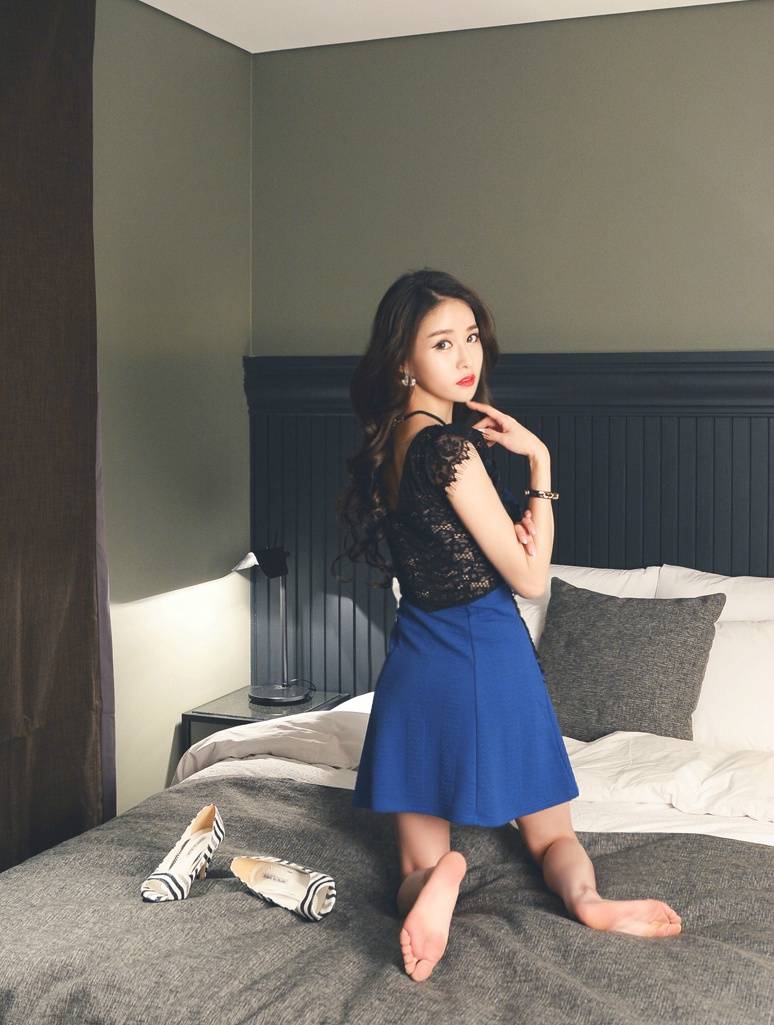 点击大图看下一张：韩系蓝色超短裙美女红唇俏丽风韵十足