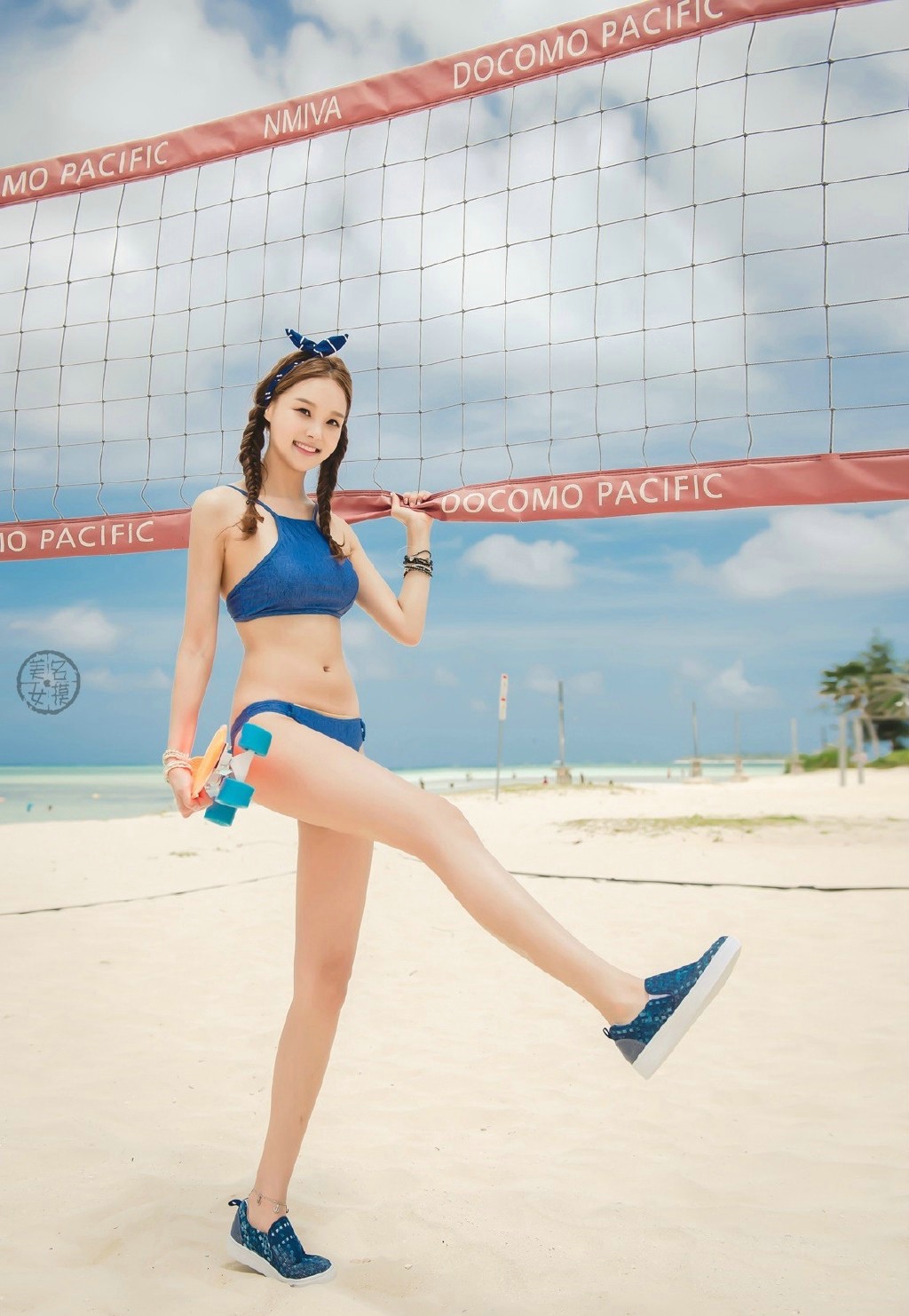 点击大图看下一张：玩沙滩排球的麻花辫比基尼女孩性感阳光写真