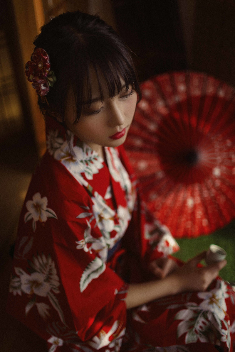 点击大图看下一张：日本红唇红色和服美女粉嫩浴衣唯美动人