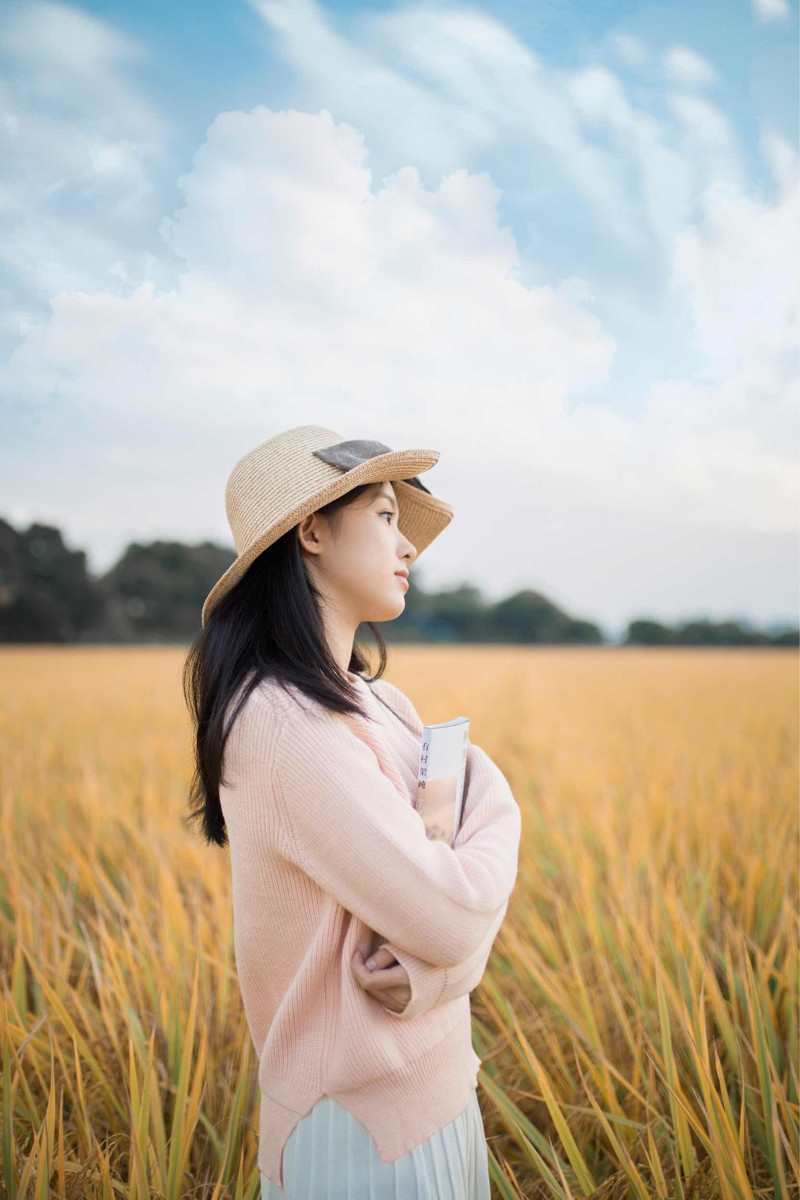 点击大图看下一张：稻田里的清纯女孩感受着大自然的清新气息