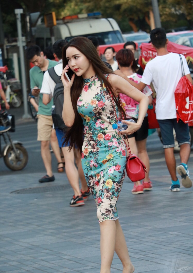 点击大图看下一张：重庆街拍旗袍美女气质俏丽温馨动人