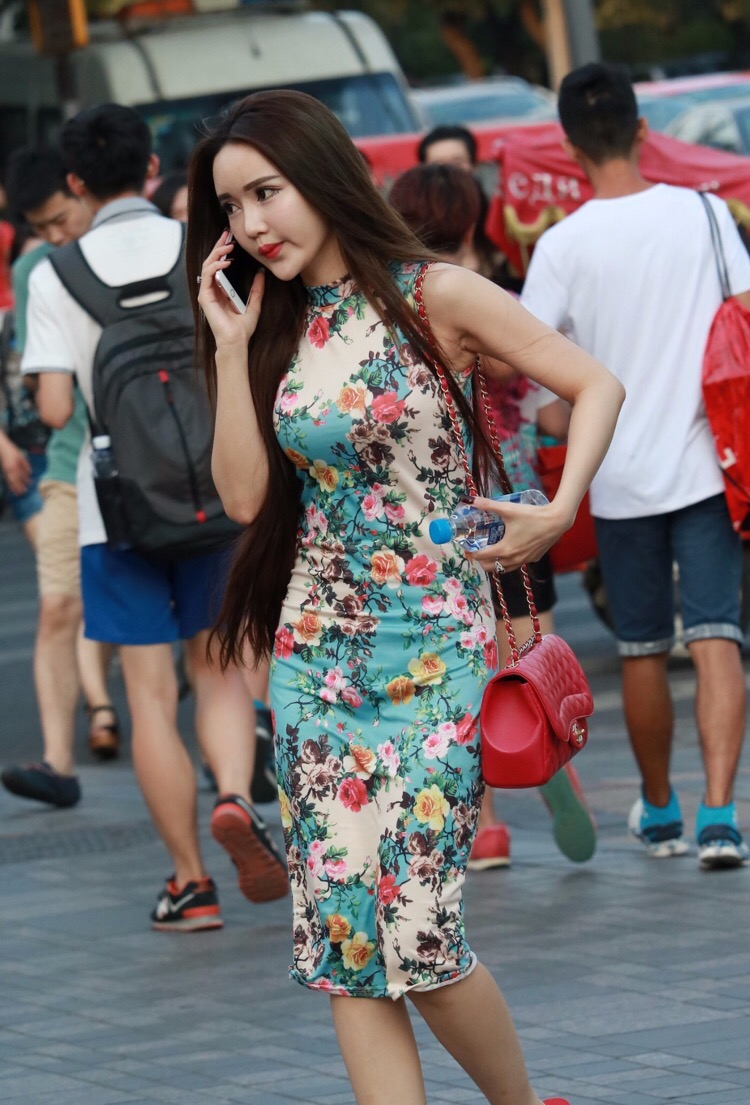 点击大图看下一张：重庆街拍旗袍美女气质俏丽温馨动人