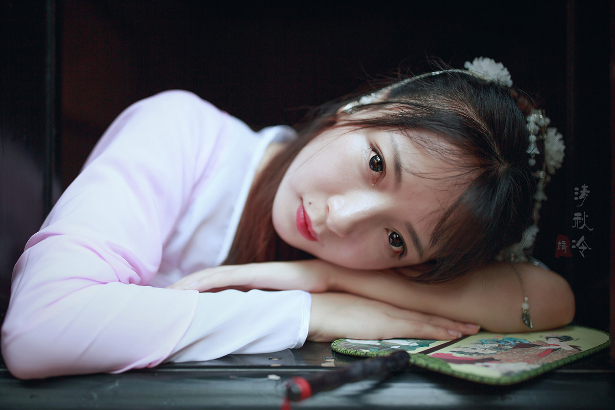 点击大图看下一张:大眼漂亮女孩古装清新白皙迷人写真