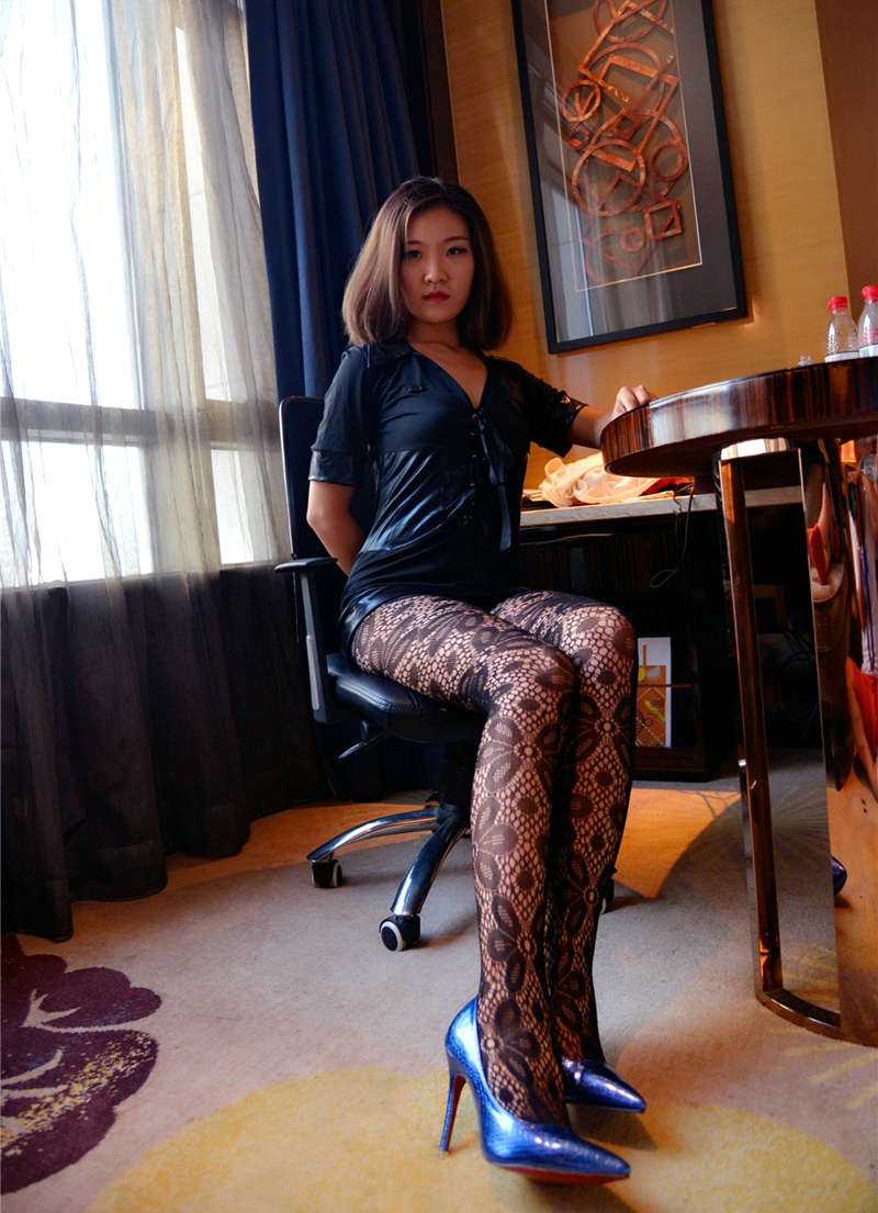 点击大图看下一张：黑丝美女短裙写真美腿私房诱惑写真